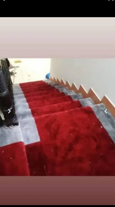 موكيت أحمر مركب على درج