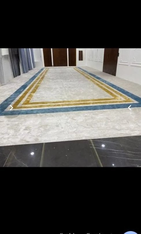 سجاد ذهبي على أرضية رخام